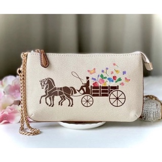 🎀 คล้องมือ 1L สายโซ่ ลายรถม้าผัก Coach C8725 Large Wristlet 19 With Dreamy Veggie Horse And Carriage