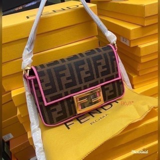 กระเป๋าสะพายFendi พร้อมกล่อง