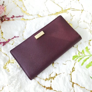 พร้อมส่ง #กระเป๋าบัตร Kate Spade Stacy Laurel Way Bifold Wallet Mulledwine #WLRU2673 #กระเป๋าสตางค์สั้น