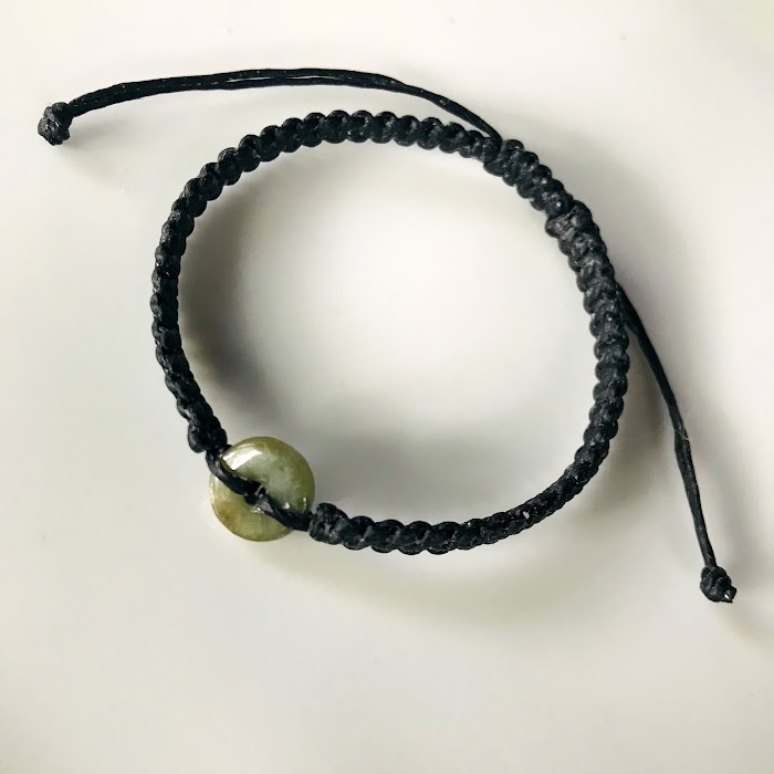 สร้อยข้อมือถักเชือกเทียนสีดำ ประดับหยกมงคล เสริมโชคลาภ ปรับขนาดได้