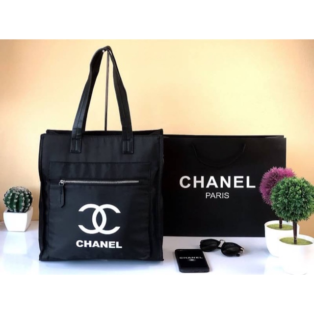 กระเป๋าเครื่องสำอางค์ ของสมนาคุณ ขอบคุณลูกค้า VIP GIFT  VIP MEMBER 💯 จากเคาน์เตอร์ Chanel Shopping  Bag ทรง tote 💕🍭