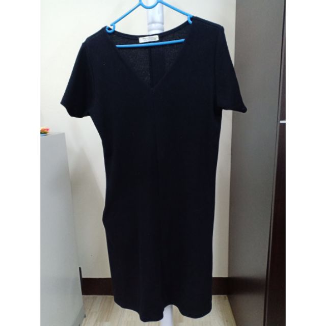 เดรสคอวีสีดำ  ยี่ห้อ Wara Closet ส่งต่อ 80 ฿ ค่ะ