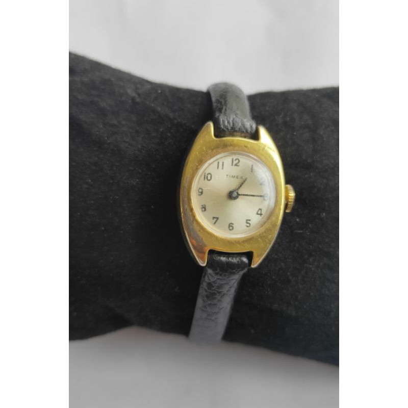 นาฬิกาแบรนด์เนมTIMEXระบบไขลานหน้าปัดสีทองตัวเรือนสีทอง สายหนังสีดำของแท้มือสอง