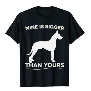 เสื้อยืดผ้าฝ้ายพรีเมี่ยม เสื้อยืดผ้าฝ้าย พิมพ์ลายกราฟฟิค Mine Is Bigger Than Yours Great Dane แฟชั่นผู้ชาย