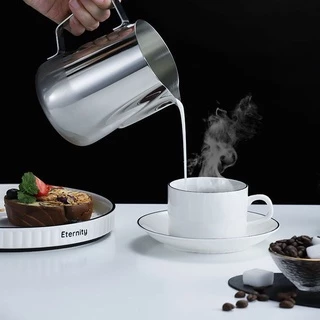 【จัดส่งทันที】ถ้วยตวงกาแฟ เหยือกตีฟองนม ขนาด 350ml/600ml /1000ML Stainless Milk Pitcher สเตนเลส304 ถ้วยตีฟองนม เหยือกกาแฟ