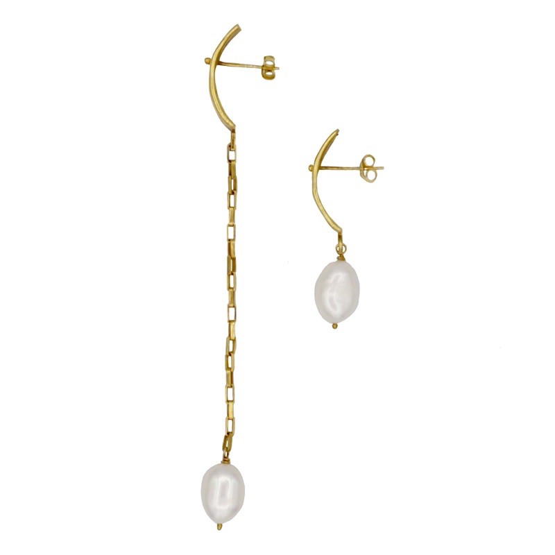 Middle M Jewelry ต่างหูมุกยาว รุ่น Hakari สีทอง