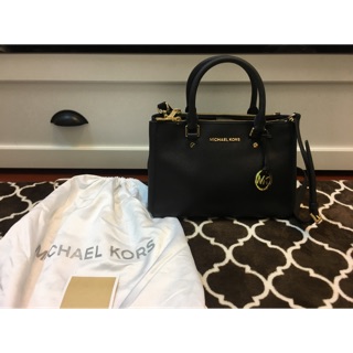 Michael Kors กระเป๋า Black Sutton Medium เป็น Saffiano Leather used like new คะ