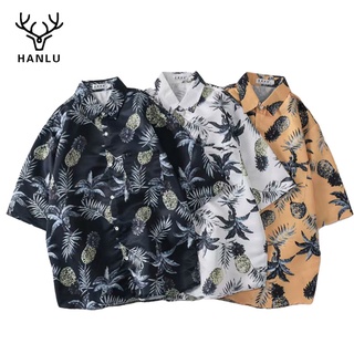 HANLU เสื้อเชิ๊ตผู้ชาย เสื้อเชิ้ตผู้ชายลายดอกไม้ทรงหลวมสไตล์ฮาวาย Beach Trend เสื้อแขนสั้นนักเรียน เสื้อฮาวาย