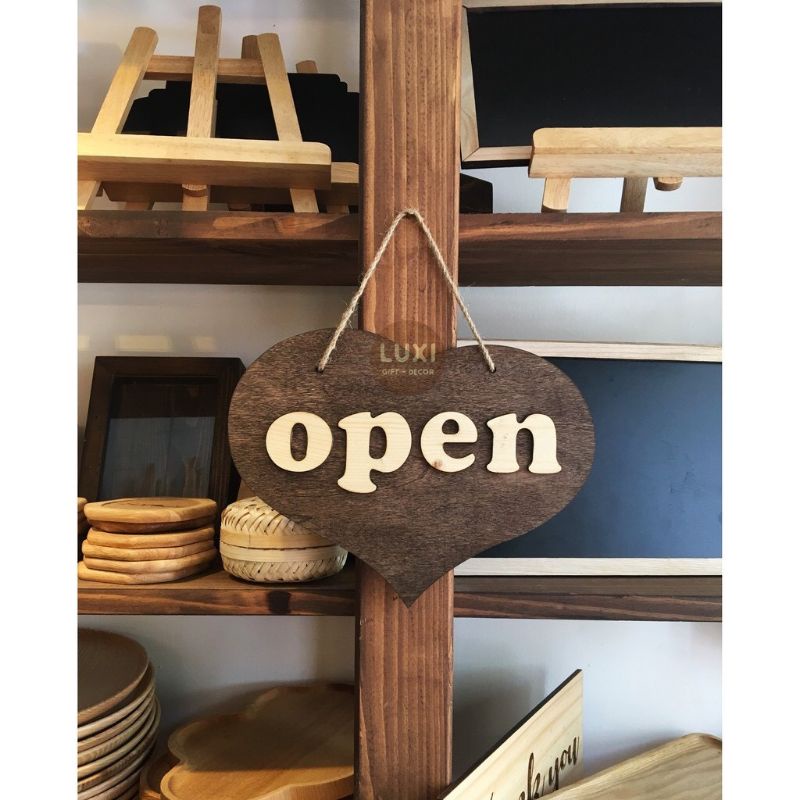 HCM HCM HCM | OPEN/CLOSE กระดานแขวนประตูไม้ตกแต่งสองด้านรูปหัวใจ LUXI DECOR HCM
