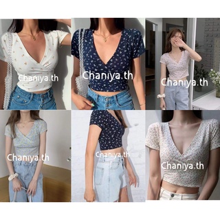 Chaniya.th🌺พร้อมส่ง🔥เสื้อครอปคอวีลายดอกไม้ผ้ายืดใส่สบ่ายมีหลายสีแนวสาวเกาหลีสุดนักรัก🎀