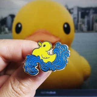 เข็มกลัด / หมุดโลหะ เป็ดเหลืองว่ายน้ำอยู่บนคลื่น Yellow Duck Swimming on Waves 🐤💦🌊 (Hard Enamel Pin)