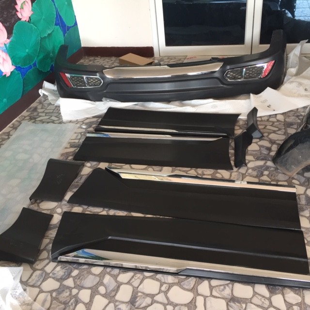 ชุดแต่งรอบข้างและกันชนหลัง Royalesสำหรับ  Hyundai H1 VIP Grand Starex  ของใหม่(งานดิบ)