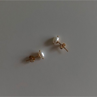 grumpy, oval pearl stud (ราคาต่อชิ้น/price per piece)