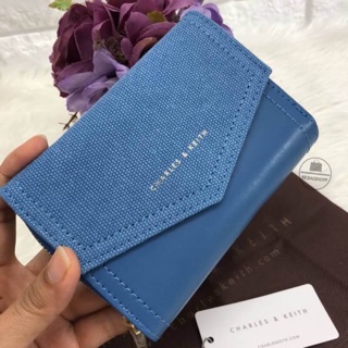 CHARLES &amp; KEITH SMALL ENVELLOPE WALLET BAG (outlet)สีฟ้า ผ้าปิดยีนส์