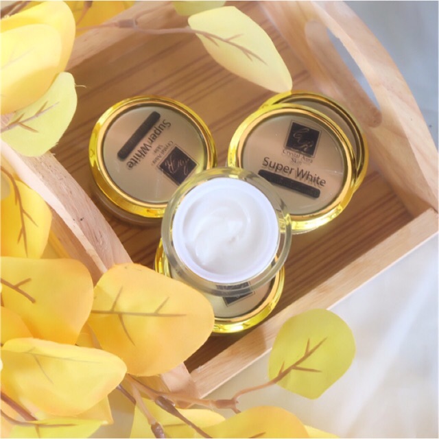 ครีมคริสตัลออร่า Super White อาหารผิวปรับสภาพผิว ลดฝ้า กระ จุดด่างดำ (ครีมกลางคืนขนาด5กรัม150฿)