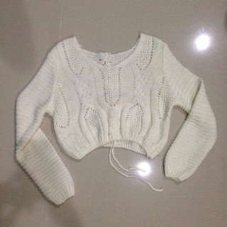 เสื้อครอปไหมพรมสีขาวออกครีมๆ