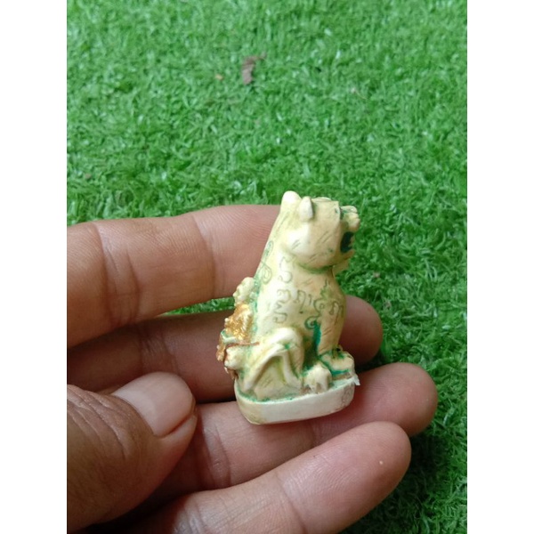 เสือหลวงปู่ปานองค์ใหญ่แกะออกจากกรอบพลาสติกในกรอบมีน้ำมันได้จากบ้านๆ