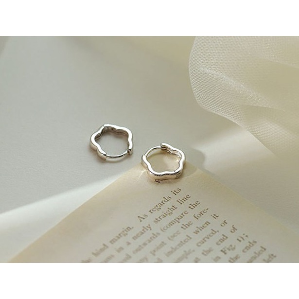 97- ต่างหูเงิน 92.5 ห่วงกลมล็อคแบบเจาะ รูปดอกไม้ Glossy flower earring