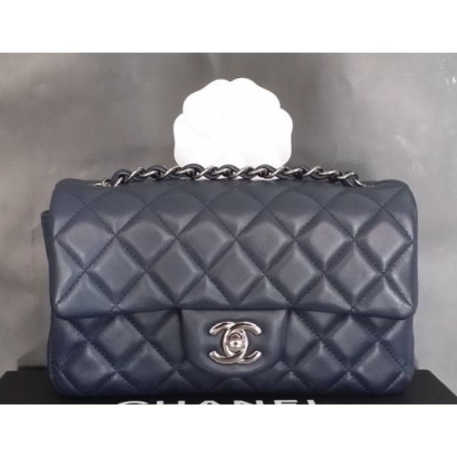 Like new Chanel mini 8" สี navy lambskin โซ่เงิน ของแท้