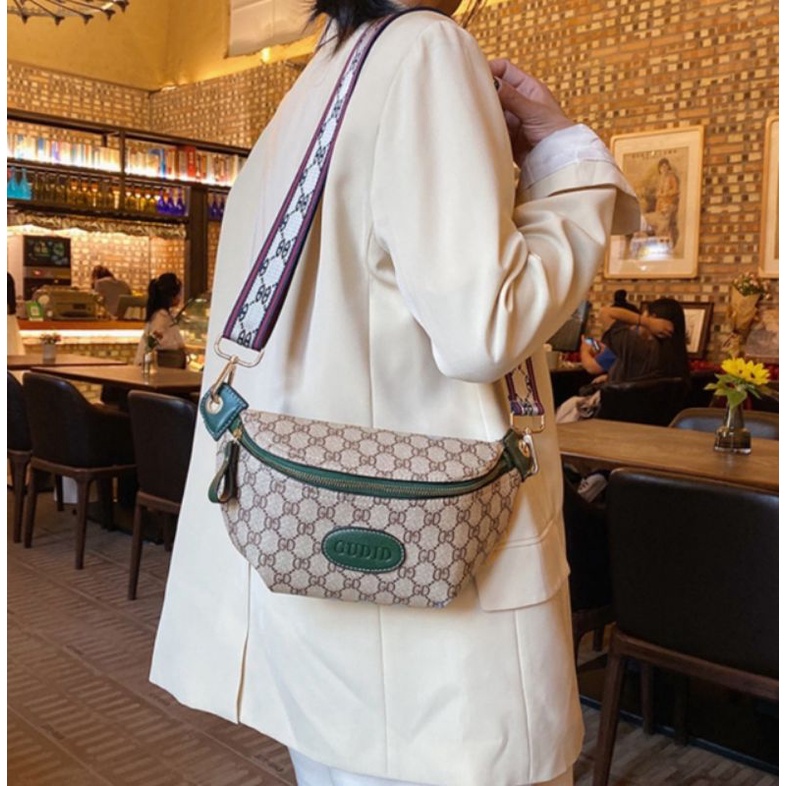 ลดพิเศษ (จัดส่งทันที) กระเป๋าคาดอกผญ กระเป๋าคาดเอวผญ งานสวยตรงปกหนังดีมีซิปหลัง