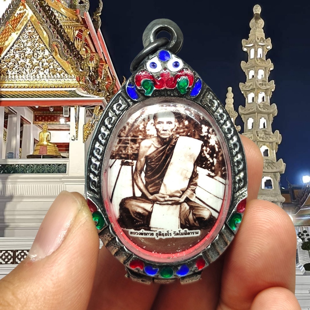 ล็อกเก็ตหลวงพ่อกวย พร้อมกรอบตลับเงินลงยา ด้านหลังเป็นรูปพระหนุมานวายุบุตร วัดโฆสิตาราม อานุภาพแคล้วคลาดเสริมอำนาจ