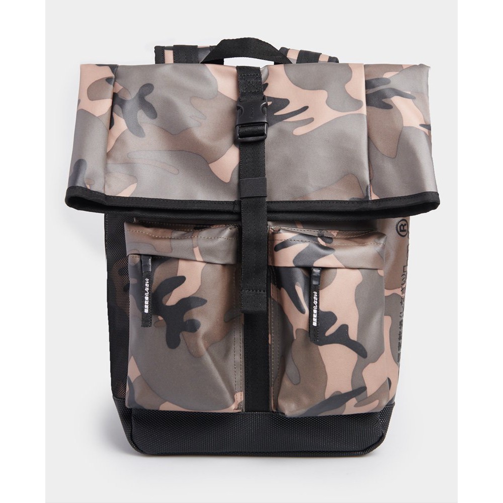 SUPERDRY ROLL TOP TARP BACKPACK - กระเป๋าเป้สะพายหลัง สำหรับผู้ชาย คุณสมบัติป้องกันน้ำ สี Green Camo