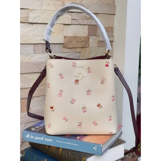 🎊💖🌇🚜@1,830.-📍(ลดพิเศษ 7 %) 💯 🛒🛒Big Discount 2022🛒🛒COACH SMALL TOWN BUCKET BAG IN SIGNATURE WITH Heart floral print