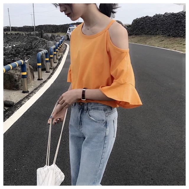 เสื้อยืดเว้าไหล่ข้างเดียว ดีเทลแต่งระบายแขน แบรนด์ : A21shop