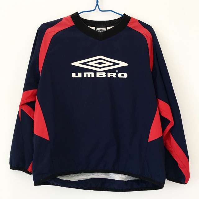 เสื้อ Umbro แท้ 100% อก 40 นิ้ว ยาว 22 นิ้ว กันหนาวได้ดี มีซับด้านในเสื้อ