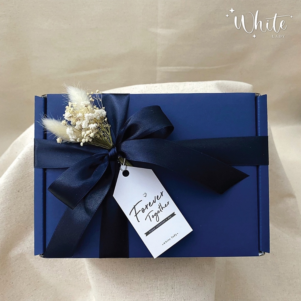 กล่องของขวัญ [สีกรม] ผูกโบว์พร้อมดอกไม้ แท็กและกระดาษฝอยสีขาวนวล FREE❗️[วิธีการสั่งซื้อโปรดอ่านรายละเอียดสินค้า⬇️]