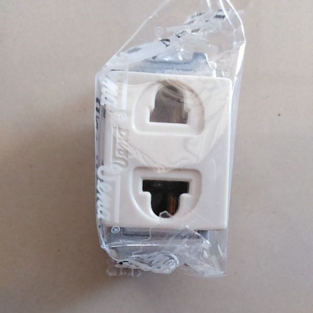 ปลั๊กไฟฟ้า​Vena 2​ ขายูนิเวอร์เซิล