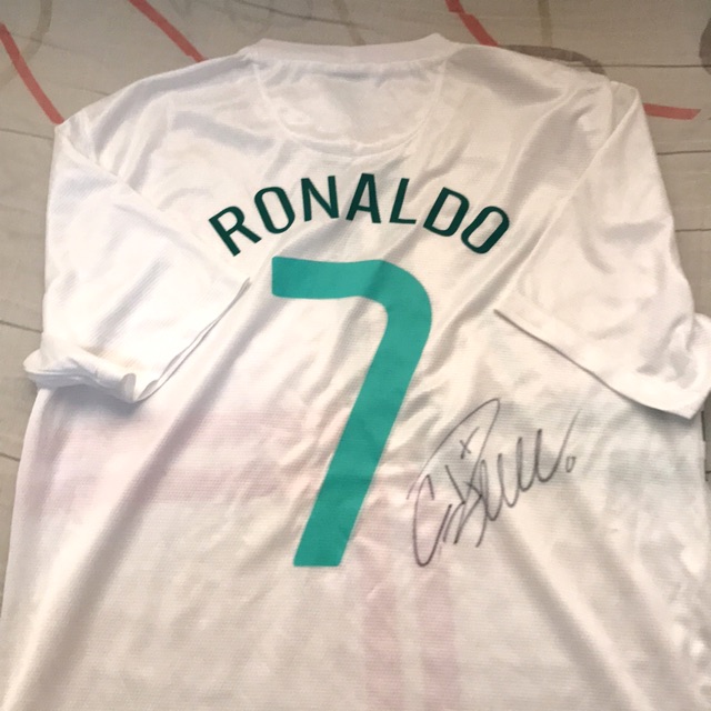 เสื้อฟุตบอล ทีมชาติ Protugal พร้อมลายเซ็น Cristiano Ronaldo