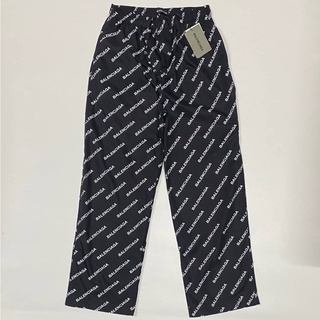 BALENCIAGA LOGO PRINT PYJAMA TROUSERS กางเกงขายาวเอวยางยืด ทรงกระบอกใหญ่ แบรนด์บาลองเซียก้า สีดำ สกรีนตัวหนังสือโลโก้