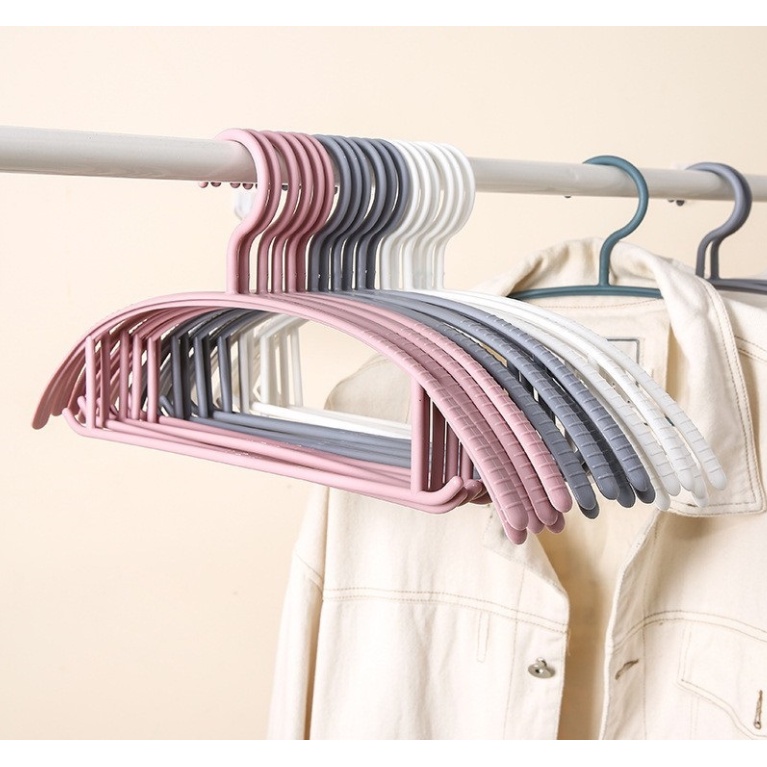 ( พร้อมส่ง)ไม้แขวนเสื้อ ไม้แขวนเสื้อพลาสติก แบบกันลื่น 10ชิ้น/pack ไม้แขวน ส่งไว