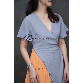 Pornni 2Tones Pleated Dress  เดรสแขนสั้นคอวีอกไขว้ เพิ่มดีเทลตัดต่อตรงช่วงกระโปรงด้วยการอัดพลีทผ้าสลับสี2โทน