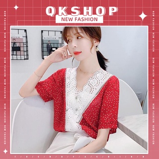 QKshop ✨เสื้อคอวีแต่งลายลูกไม้น่ารักๆดูดีมีมิติมาพร้อมกับลายจุดเล็กๆน่ารักไม่ไหว🍓 แมทช์เข้ากับทุกสไตล์การแต่งตัว 🎉❤️🛍️