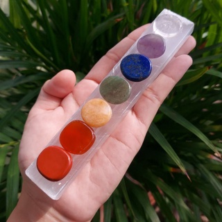 ชุดหินธรรมชาติ​ 7 จักระทรงกลมแบน และแท่นวางเซเลไนท์​ Chakra Stone Set