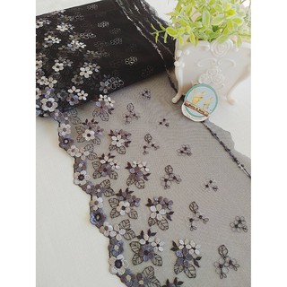 ผ้ามุ้งริมปัก บุหงาริมปัก พื้นดำ ดอกเทา กว้าง 7.5 นิ้ว หลาละ 95 บาท / ผ้ามุ้งริมปัก ลูกไม้ ผ้าลูกไม้ ลูกไม้วินเทจ