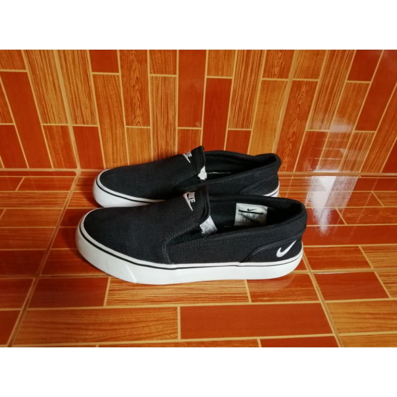 nike toki slip on รองเท้าสลิปออน