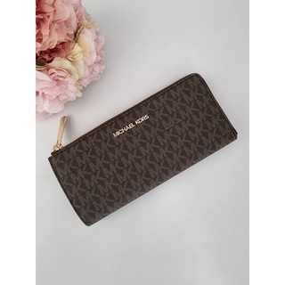 (ผ่อน0%) กระเป๋าสตางค์ ใบยาว Michael Kors Jet Set Brown Large Logo Womens Zip Wallet ลายmk สีน้ำตาล