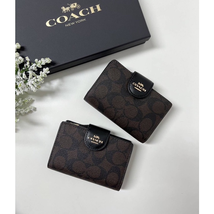 MEDIUM CORNER ZIP WALLET IN SIGNATURE CANVAS (COACH C0082)