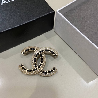 CHANEL CC CRYSTAL AND BLACK LEATHER CHAIN BROOCH เข็มกลัด แบรนด์ชาแนล สัญลักษณ์โลโก้ ตัวหนังสือ CC สีทอง