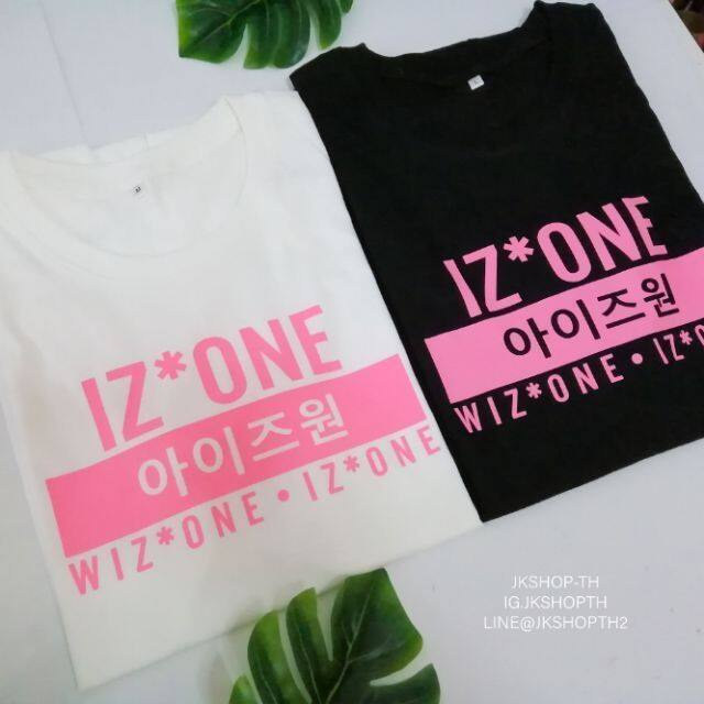 JKSHOPTHเสื้อ #IZONE​ สีขาว/ดำ​ #ตลาดนัดizone ผ้าฝ้ายแท้
