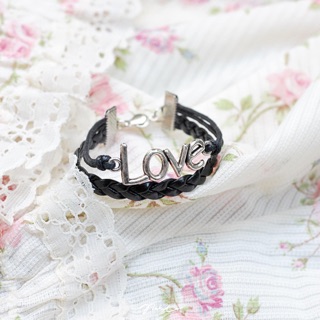 (พร้อมส่ง) สร้อยข้อมือจี้ LOVE เชือกดำมินิมอล