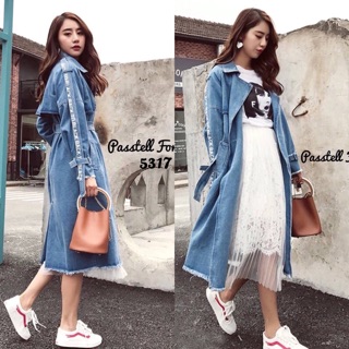 🇰🇷NEW🇰🇷   Overcoat  Jeans  เสื้อโค้ทยีนสไตล์เกาหลี แต่งสายลายตัวอักษร ชายขาดรุ่ยดูเท่และเฉี่ยว