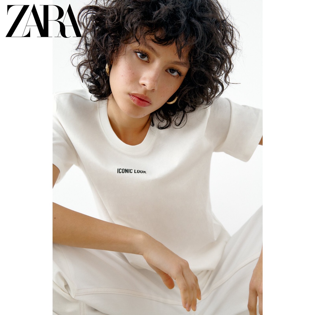 Zara ใหม่ เสื้อยืดแขนสั้น พิมพ์ลาย สําหรับผู้ชาย และผู้หญิง 1716671 251