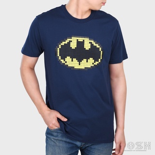 HH DOSH:เสื้อยืดคอกลมแขนสั้นผู้ชาย สีน้ำเงินเข้ม ลิขสิทธิ์พิมพ์ลายBATMAN รุ่นEBMT5030 คอกลมเสื้อยืด