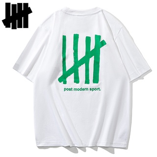 เสื้อยืดเท่ Undefeated ผู้ชายและผู้หญิง เก๋ๆ แฟชั่น แนวโน้ม oversize เสื้อผ้าแฟชั่น เสื้อยืดสตรีท เสื้อครอปคอกลมแขนสั้น