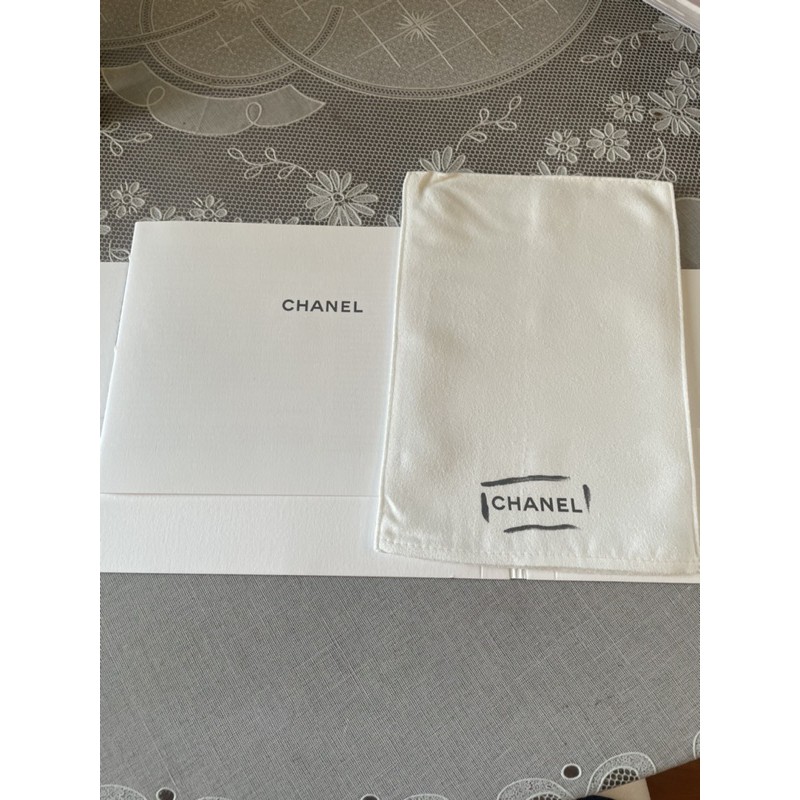 Chanel care instruction booklet พร้อมถุงมือผ้าชามัวร์เพื่อใช้ดูแลรักษากระเป๋า cest_kae ThaiPick