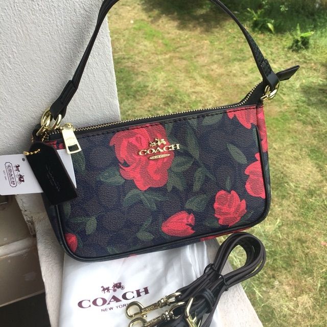 Coach pouch*พร้อมถุงผ้า กระเป๋าโค้ชสีดำลายดอกกุหลาบสีแดง มือ2 สภาพดี
